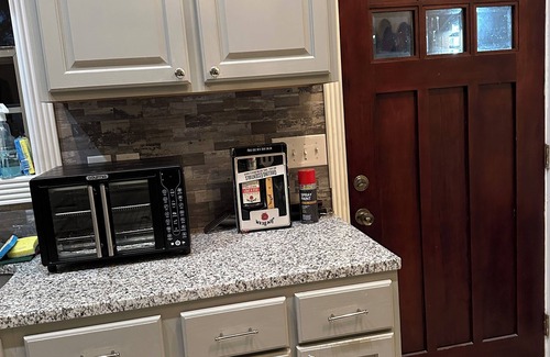 London House | Charming 2-bedroom house in amazing London, KY with AC, WiFi