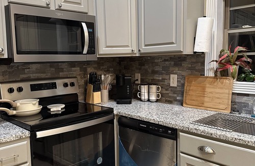 London House | Charming 2-bedroom house in amazing London, KY with AC, WiFi