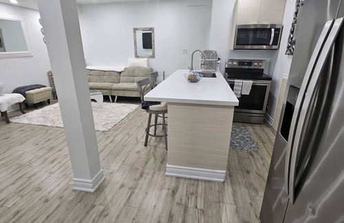Ajax House | Charming 2-bedroom house with AC, WiFi in Pleasant Ajax