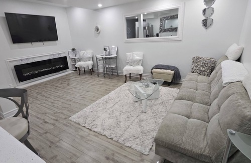 Ajax House | Charming 2-bedroom house with AC, WiFi in Pleasant Ajax