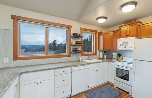 Bremerton Apartment | Charming 2-bedroom in Bremerton with WiFi, AC and beach access!