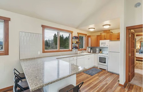 Bremerton Apartment | Charming 2-bedroom in Bremerton with WiFi, AC and beach access!