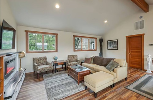 Bremerton Apartment | Charming 2-bedroom in Bremerton with WiFi, AC and beach access!