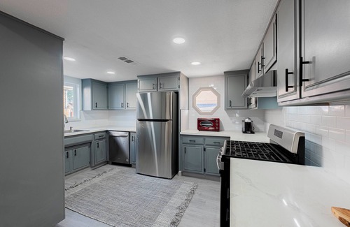 Riviera - Westchester House | Charming 2-bedroom House w/AC near Downtown Bakersfield!