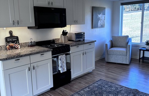 Medford Cottage | Charming 2-bedroom cottage with WiFi, AC in lovely Jacksonville