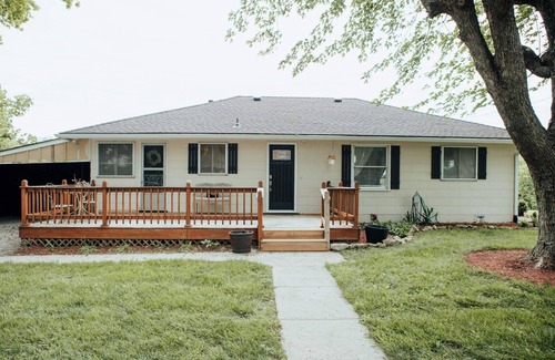 Waldron House | Charming 2-bedroom house comfortable cottage in the country but close to city