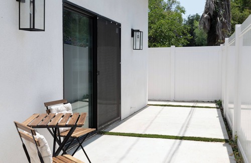 North Hollywood House | Charming 2-bedroom house in delightful Los Angeles with parking and laundry
