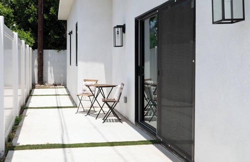 North Hollywood House | Charming 2-bedroom house in delightful Los Angeles with parking and laundry