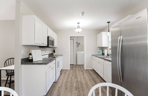St. James House | Charming 2-bedroom, 2-bathroom house with AC and WiFi in Saint James