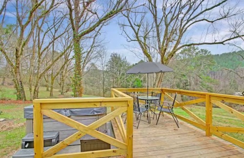 Talking Rock Cottage | Charming 2-bedroom cottage in fantastic Talking Rock with Hot Tub, Fireplace