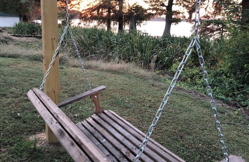 Hornbeak Cottage | Charming 2-bedroom waterfront cottage on Reelfoot Lake in Samburg, TN