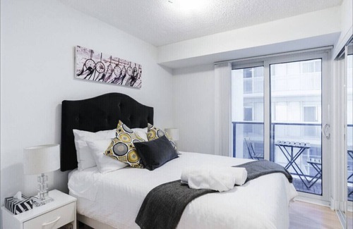 Toronto Entertainment District Hotel | Charming 2 Bedrooms Condo in Prime downtown location