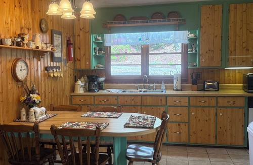 Newland Cottage | Charming 2-BR Country Cottage-Very Convenient to Linville, Banner Elk, Newland.