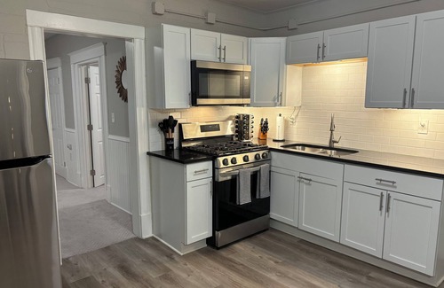 Bottineau House | Charming 2 BR Top Floor Retreat in NE Mpls Arts District!