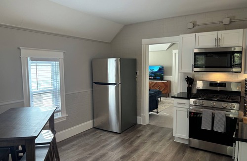 Bottineau House | Charming 2 BR Top Floor Retreat in NE Mpls Arts District!