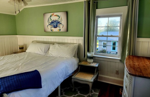 Avenue Other | Charming 200-year-old Waterfront Farmhouse 1.5 Hours from DC