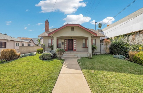 Alhambra House | Charming 2B1B Downtown Retreat with free parking