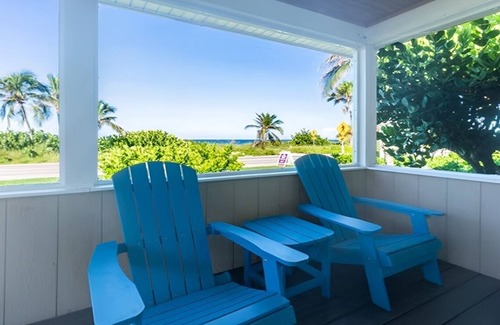 Captiva Hotel | Charming 2BR Beach View Cottage| Porch | Outdoor Pools | Free Parking
