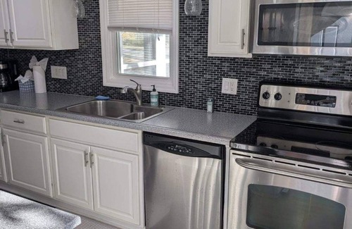 Des Moines House | Charming 2BR house in central Des Moines with AC & WiFi - easy access to I235!