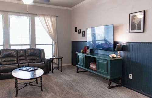 Temple House | Charming 3:2 with Fire-Pit, Community Pool, Park, and Walking Trail. 5min to BSW