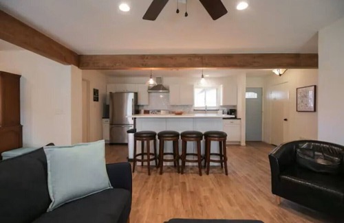 MLK House | Charming 3-BDR East Austin Retreat with Spacious Backyard
