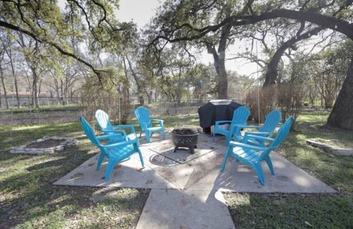MLK House | Charming 3-BDR East Austin Retreat with Spacious Backyard