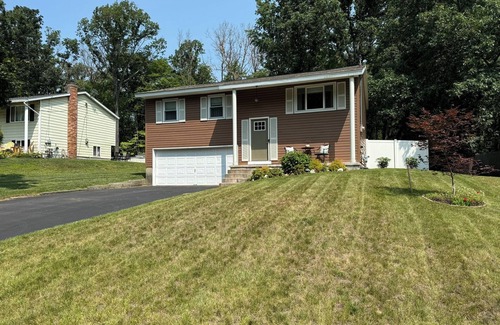 Geyser Crest House | Charming 3-bedroom house in Saratoga Springs close to The Race Track and SPAC