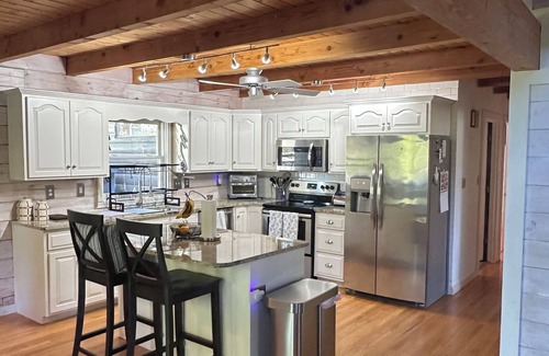 Christiansburg Cabin | Charming 3-bedroom cabin with 10 mins to Virginia Tech