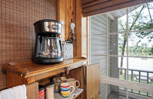 Morris Chapel Cabin | Charming 3-bedroom Tennessee River cabin with WiFi, AC & dock near Savannah, TN