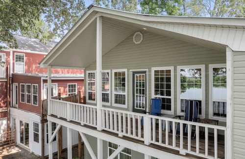 Morris Chapel Cabin | Charming 3-bedroom Tennessee River cabin with WiFi, AC & dock near Savannah, TN