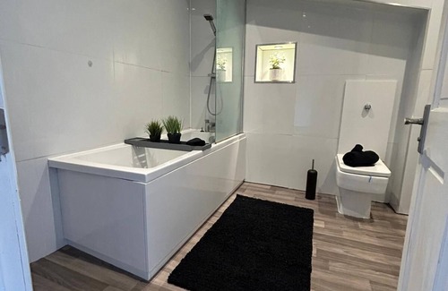 Grimsby Apartment | Charming 3-bedroom apartment with WiFi in Grimsby