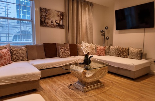 London City Centre Apartment | Charming 3 Bedroom Apartment in a delightful London location with excellent WIFI