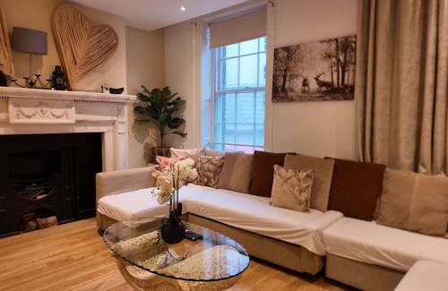 London City Centre Apartment | Charming 3 Bedroom Apartment in a delightful London location with excellent WIFI