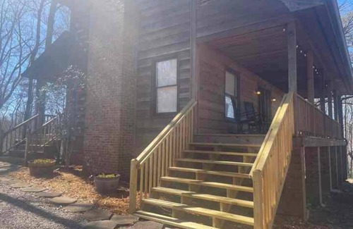Dahlonega Cabin | Charming 3-bedroom cabin that’s family friendly with WiFi in Dahlonega