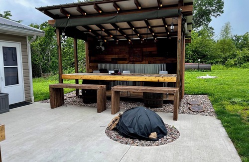 Theodosia Cabin | Charming 3-bedroom cabin in wonderful Theodosia with Tiki Bar