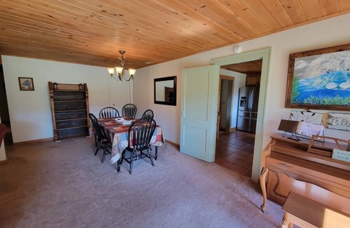 Boomer Cabin | Charming 3-bedroom cabin in beautiful Boomer with AC