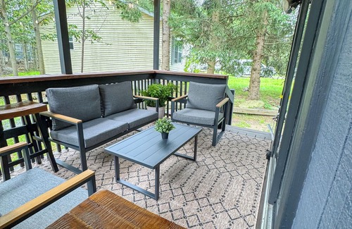 Tobyhanna Ski Chalet | Charming 3-bedroom chalet with WiFi, AC in welcoming Tobyhanna