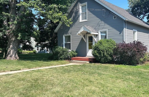 Eureka House | Charming 3-bedroom Cottage with AC, WiFi in lovely Eureka
