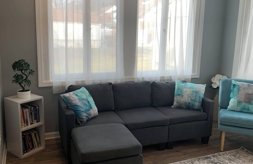 Detroit House | “Charming 3-Bedroom Hideaway – Your Home Away from Home Awaits!”