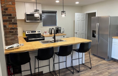 Latonia House | Charming 3-bedroom house with AC and WiFi in welcoming Covington.
