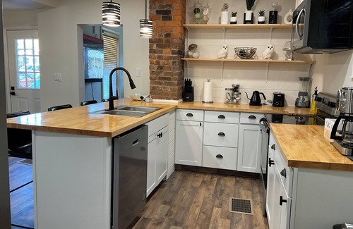 Latonia House | Charming 3-bedroom house with AC and WiFi in welcoming Covington.