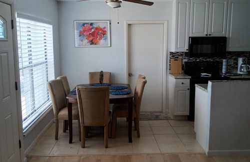 Tropic House | Charming 3-bedroom house in wonderful Melbourne with WiFi, AC