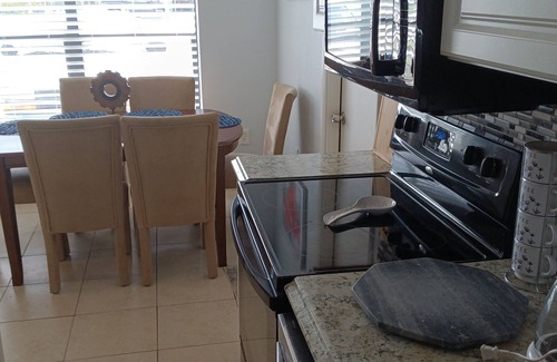 Tropic House | Charming 3-bedroom house in wonderful Melbourne with WiFi, AC