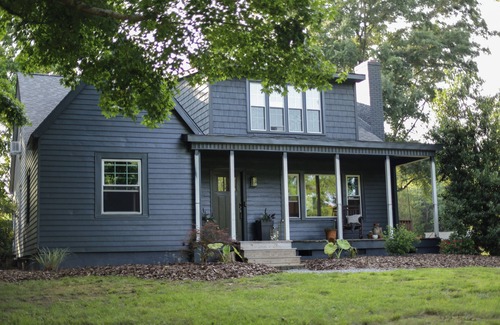 Salisbury House | Charming 3-bedroom home with gardens & chickens