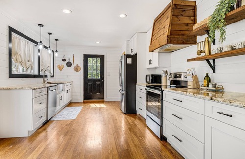 Canton House | Charming 3-Bedroom Home - Power, Water, Fast WiFi, Firepit, Grill - 25m to AVL