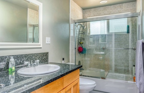 Inglewood-Finn Hill House | Charming 3-bedroom house with WiFi, AC in delightful Kirkland. Hot Tub