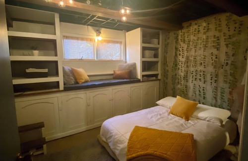 Rockford House | Charming 3-bedroom house with WiFi and AC in tranquil Rockford, great location!