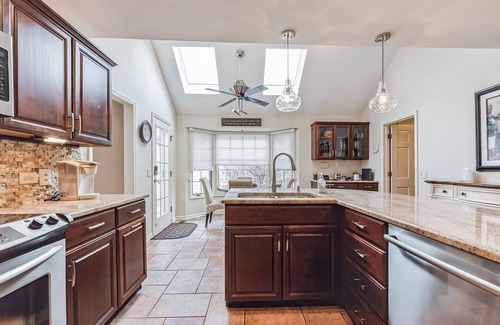 Fox Valley House | Charming 3-bedroom house in lovely Winfield, Illinois with WiFi, AC