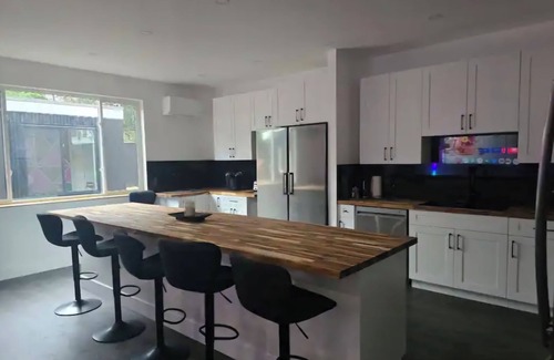 North Cowichan Bed & Breakfast | Charming 3-bedroom house with AC and WiFi in Duncan