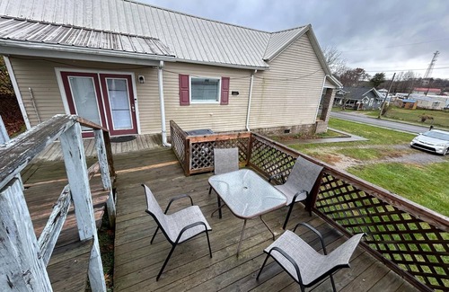 Corbin House | Charming 3-bedroom house in delightful Corbin Sleeps 6